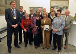 Oberbürgermeister Dirk Elbers (links) zeichnete zehn Düsseldorferinnen und Düsseldorfer mit dem Martinstaler aus.